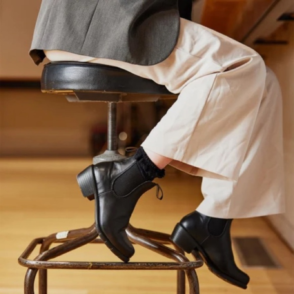 Blundstone women black leather heeled boots - Picture 2 of 7